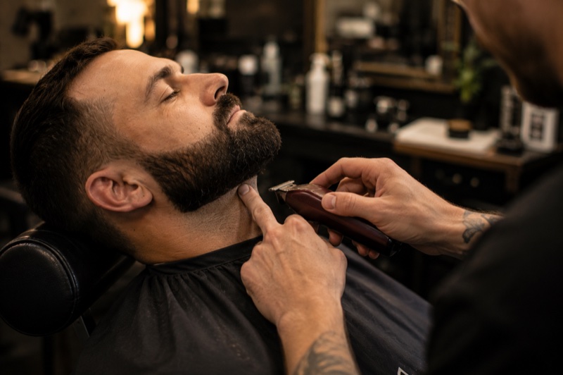 Baard trimmen door de barbier