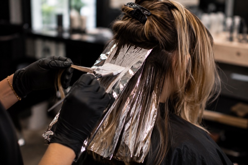 Highlights zetten met folies in de salon