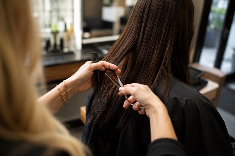 Stylist knipt lang haar in de salon