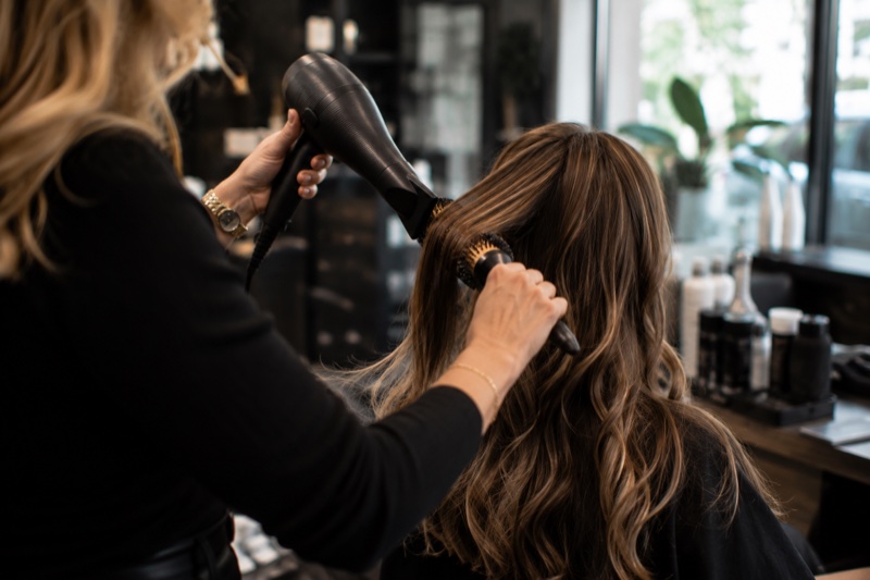 Haar fohnen met ronde borstel in de salon