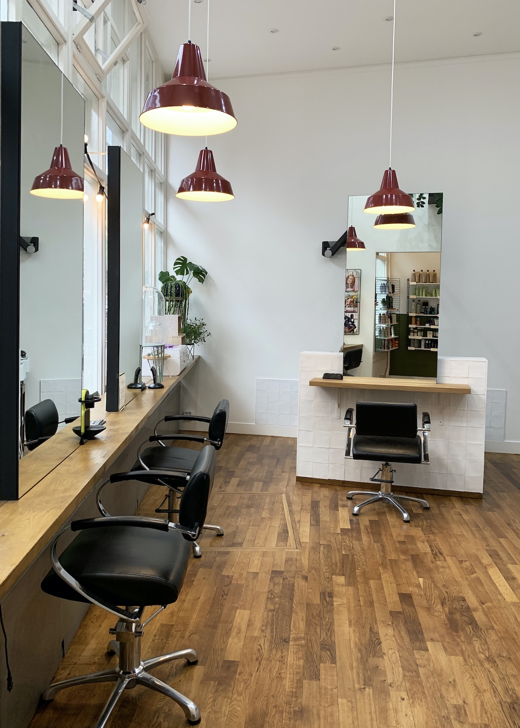 Het interieur van Amsterdam City Salon met houten vloer en vintage lampen